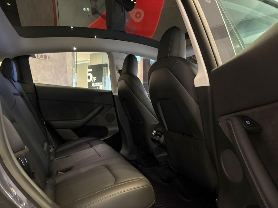 Model Y Standard Range - Image 4